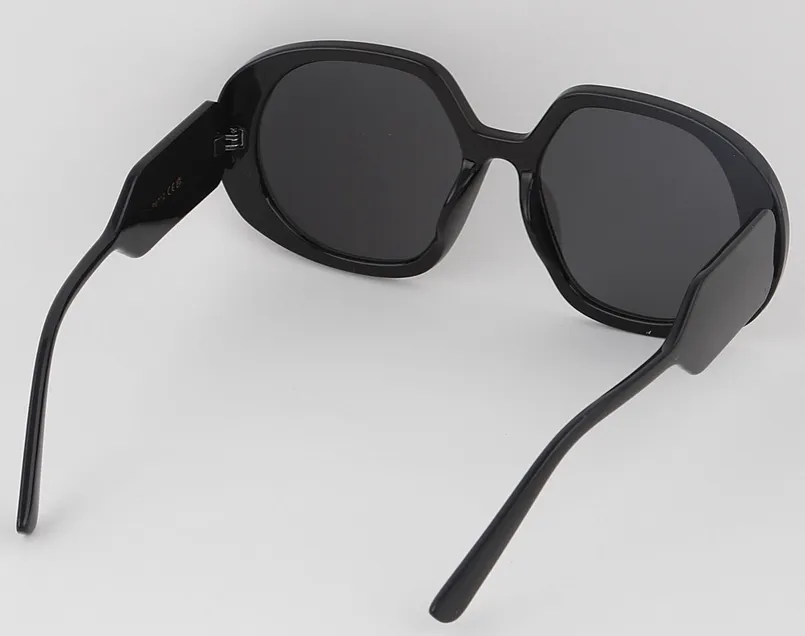 Fashionable Bulky Sunglasses